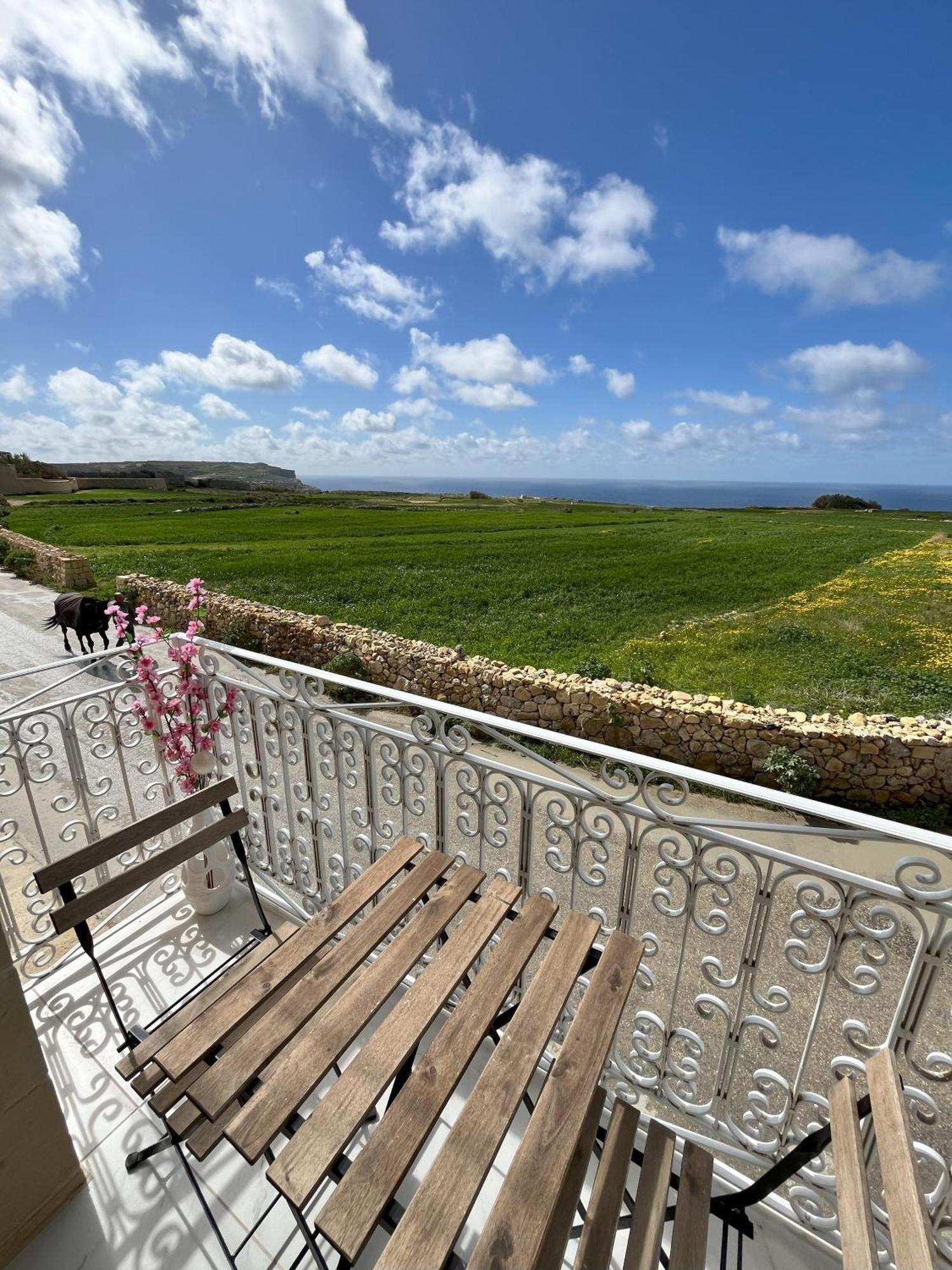 Fiftyfour West Boutique Living Bed & Breakfast Għarb Exterior foto